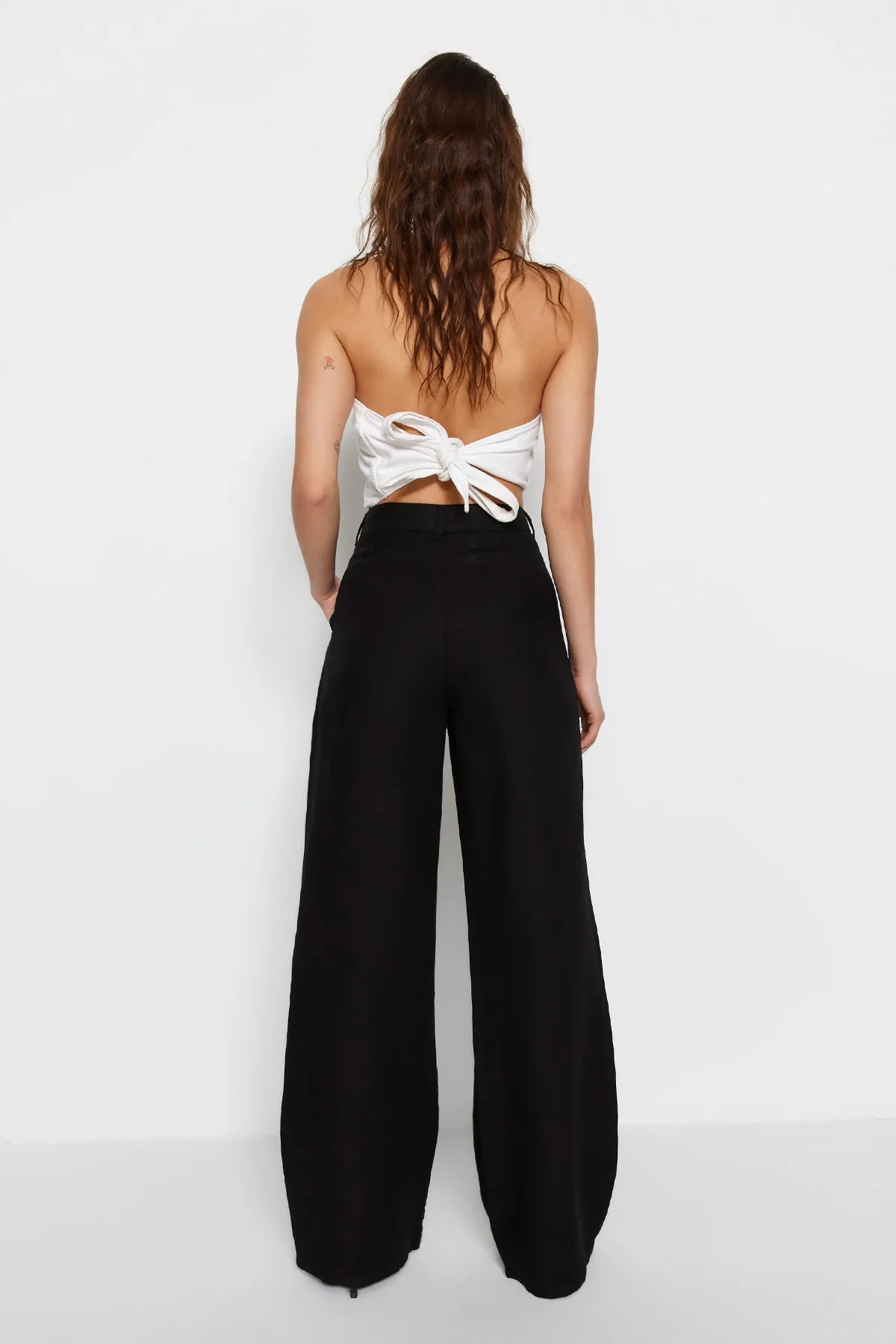 Trendyol Collection  Schwarze, plissierte Hose aus 100 % Leinen mit hoher Taille und weitem Bein