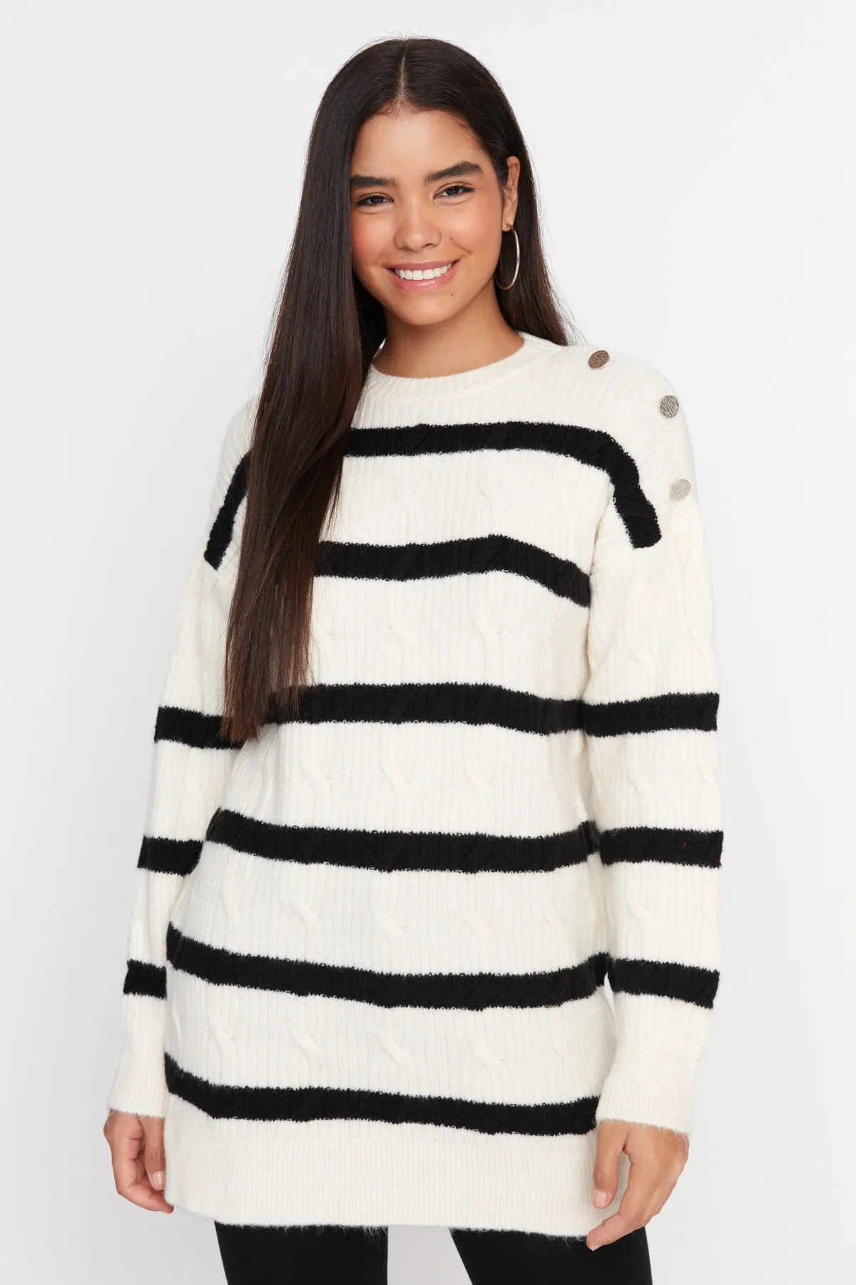 Trendyol Modest  Ecru gestreifter Strickpullover mit Knöpfen TCTAW23AK00063