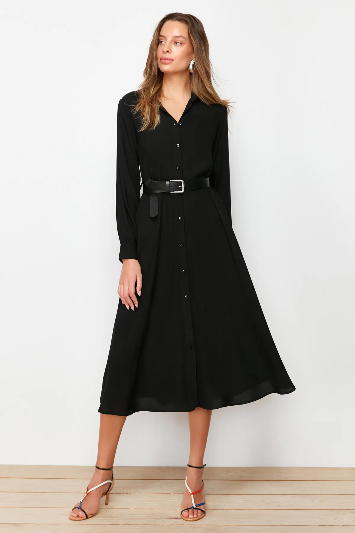 Trendyol Collection  Schwarzes gewebtes Mxi-Hemdkleid mit Gürtel TWOAW21EL1428