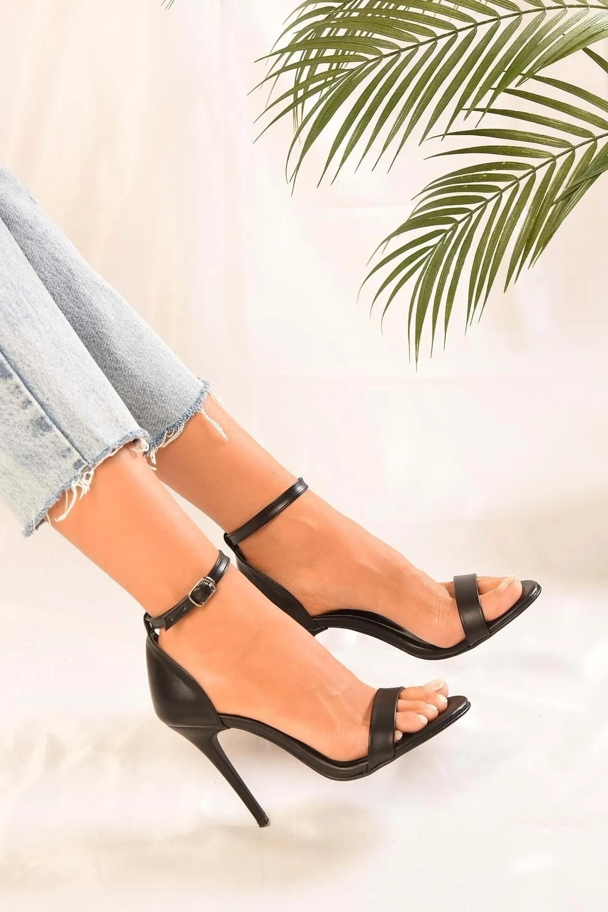 Shoeberry  Damen-Schuhe Midia mit einem Riemen und schwarzem Hautabsatz