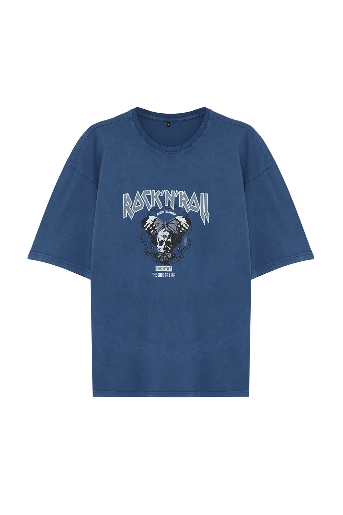 Trendyol Collection  Indigoblaues T-Shirt aus 100 % Baumwolle mit Übergröße/weiter Passform und Distressed-/Blasseffekt im Rock-Print TMNSS23TS00167