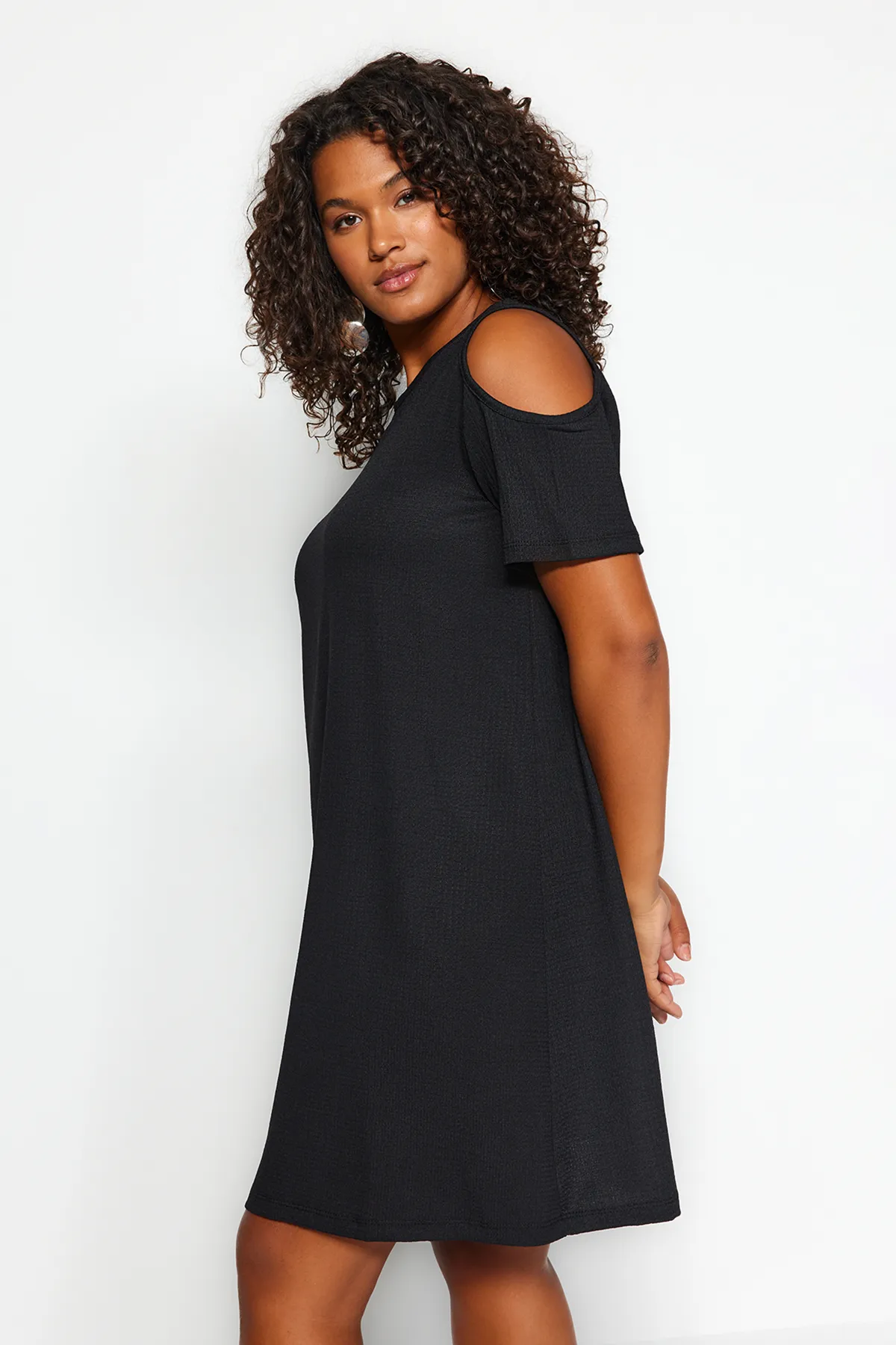 Trendyol Curve  Schwarzes, detailliertes Strickkleid mit A-Linien-Ausschnitt TBBSS22EL2986