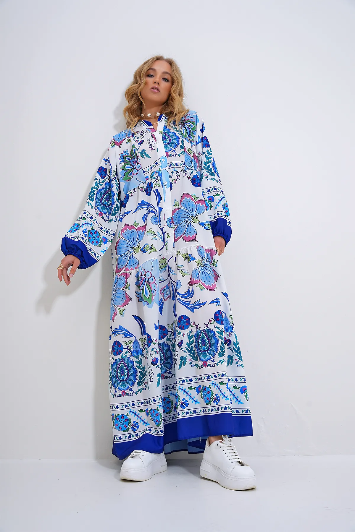 Trend Alaçatı Stili  Weiß-blaues Maxikleid mit hohem Kragen und Schalkragen für Damen, gemustert, ALC-X11593