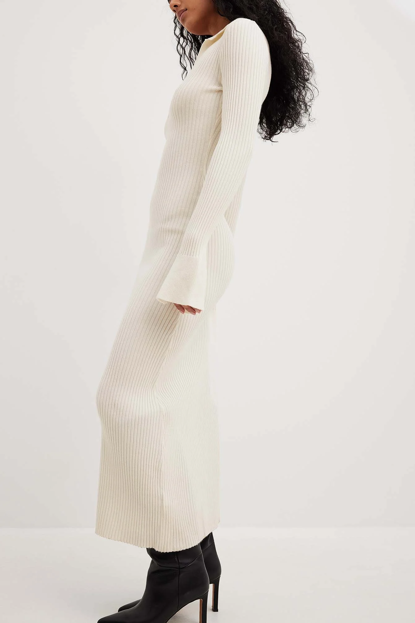 Rippenstrick-Kleid mit Trompetenärmeln