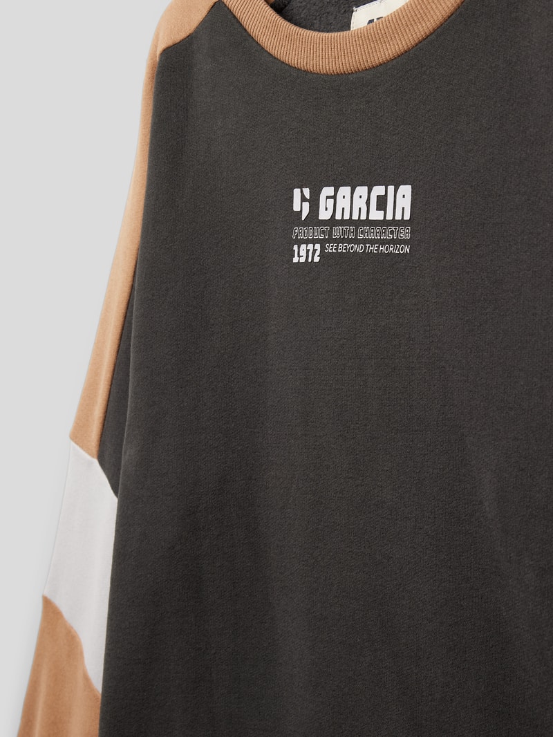 Sweatshirt im Colour-Blocking-Design in graphit