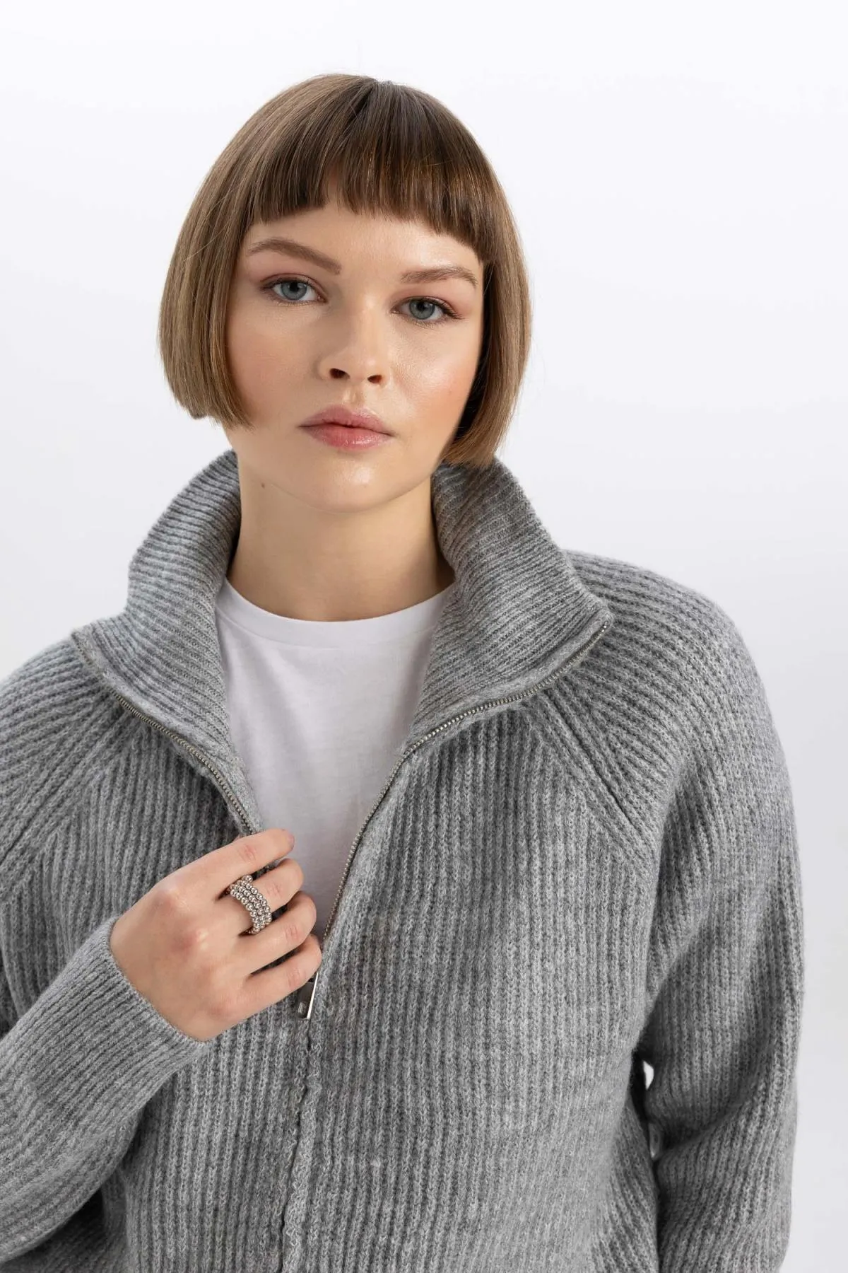 DeFacto  Strickjacke aus Selanik-Stoff mit normaler Passform und Reißverschluss