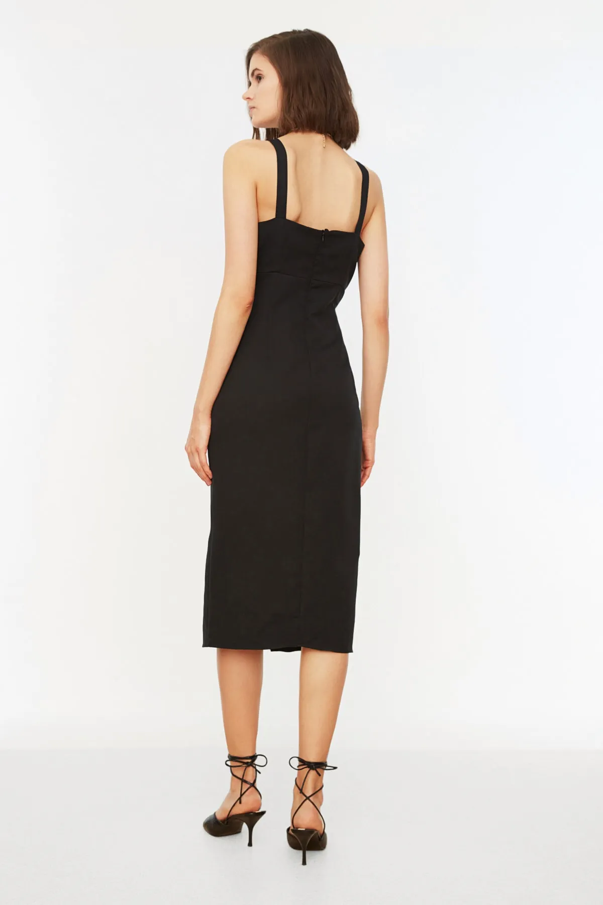 Trendyol Collection  Schwarzes, figurbetontes Midi-Webkleid mit Schlitz und Trägern TWOSS19BB0216