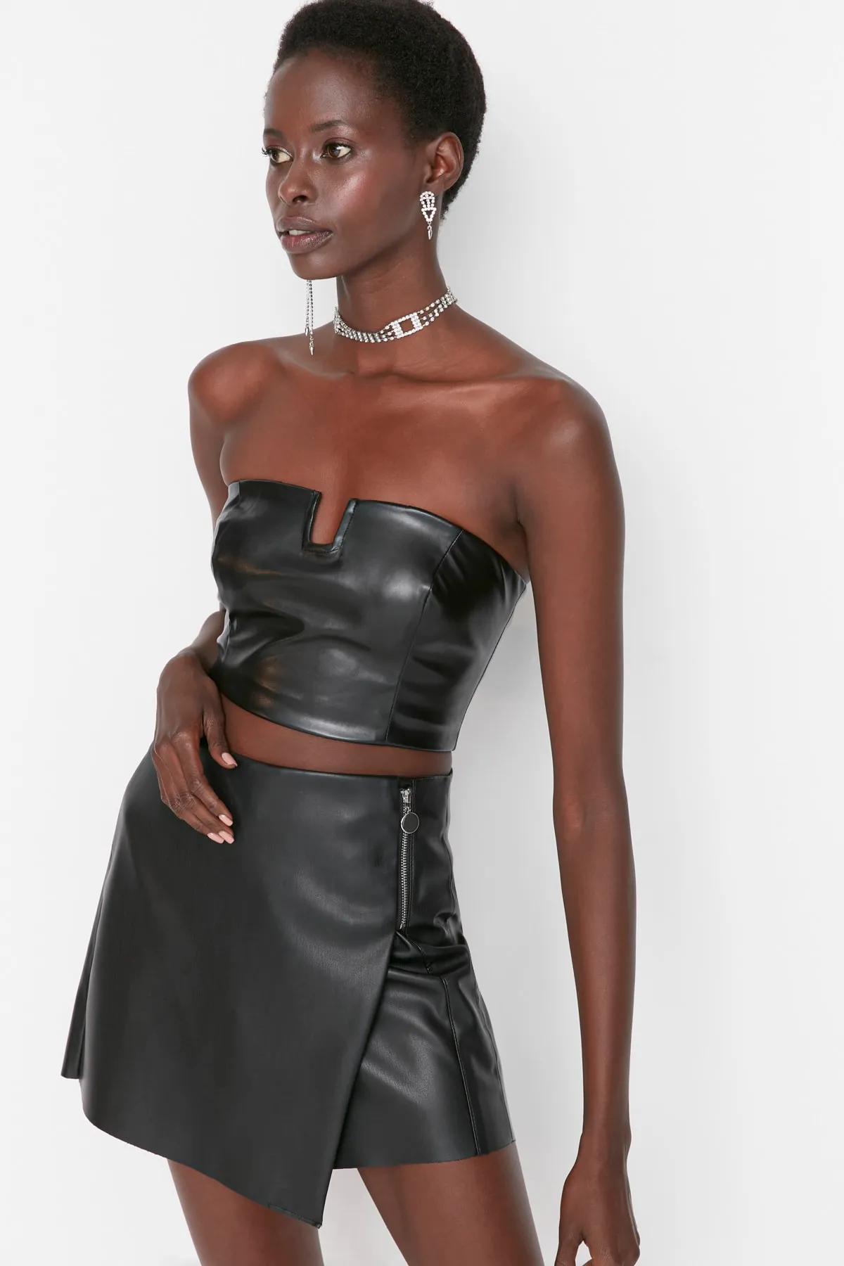Trendyol Collection  Schwarzes Kunstleder-Bustier TPRSS22BS0010