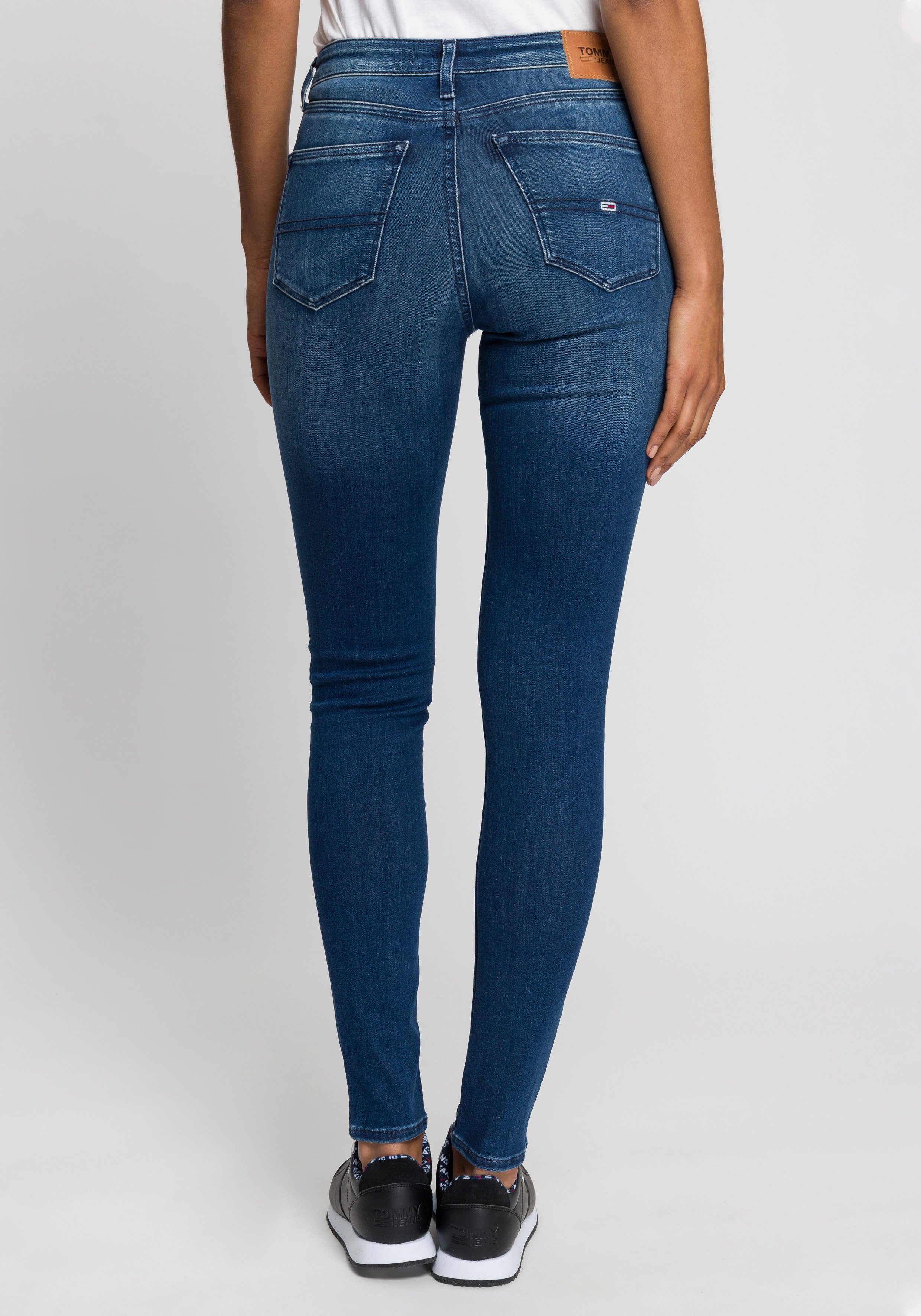 Tommy Jeans Skinny-fit-Jeans NORA MR SKNY mit Tommy Jeans Logo-Badge & Stickereien