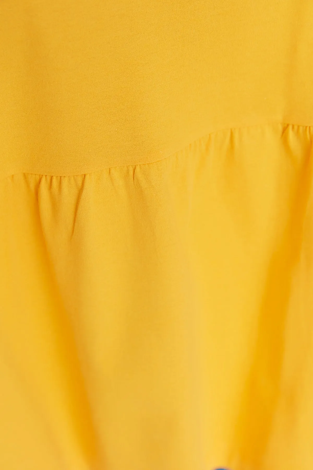 Trendyol Curve  Gelbes Strick-T-Shirt mit Rundhalsausschnitt TBSSS22TS2094