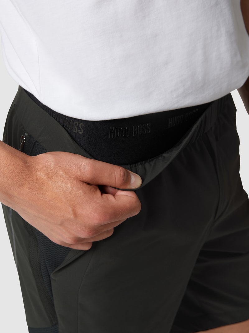 Regular Fit Shorts mit Kontraststreifen Modell 'Liem Comfort' in schwarz
