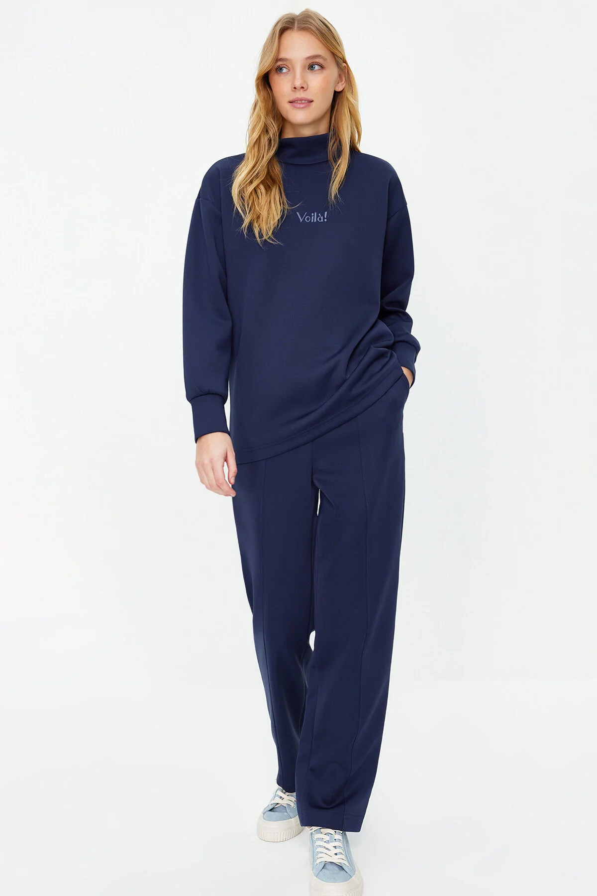 Trendyol Modest  Marineblaues Strick-Trainingsanzug-Set „Taucher/Scuba“ mit aufgestickten Buchstaben TCTAW24EN00010