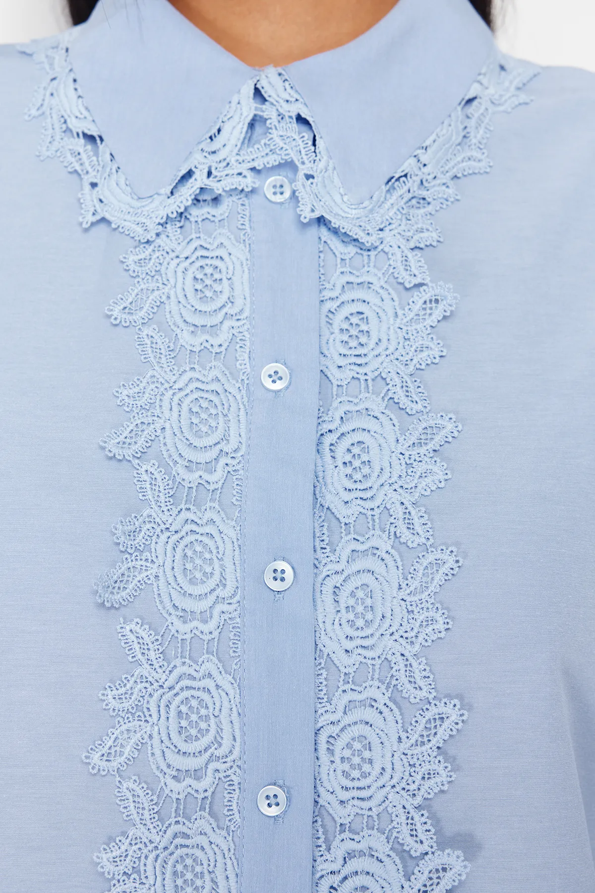 Trendyol Modest  Blaues Hemd aus Baumwollgewebe mit Spitzenstickerei und detaillierter Stickerei TCTSS24TG00022