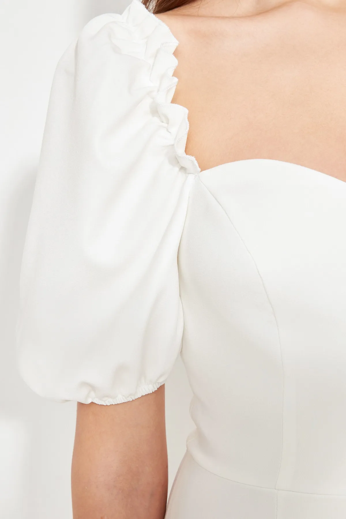 Trendyol Collection  Braut-Abendkleid aus Webstoff in Ecru TPRSS21EL0053