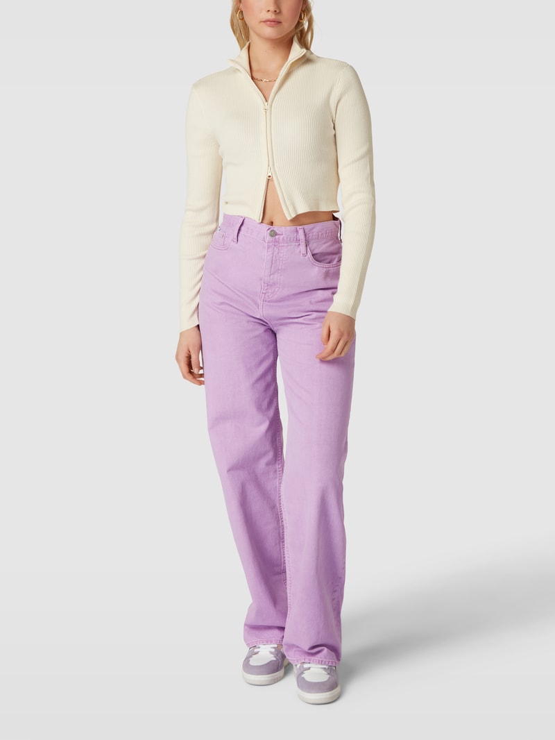 Jeans mit Label-Patch in violett