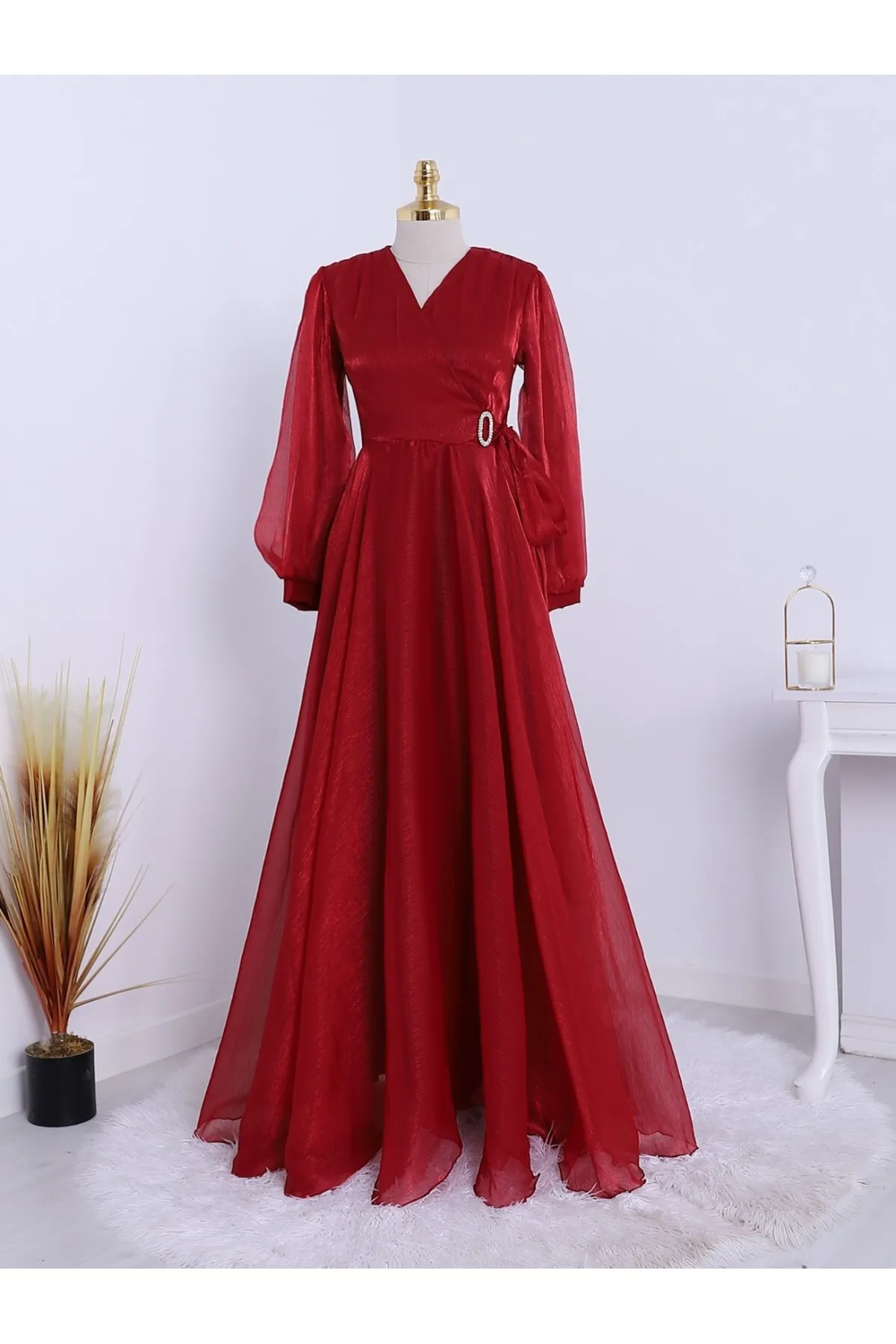 Modamorfo  Abendkleid aus Tüll mit V-Ausschnitt und Brosche