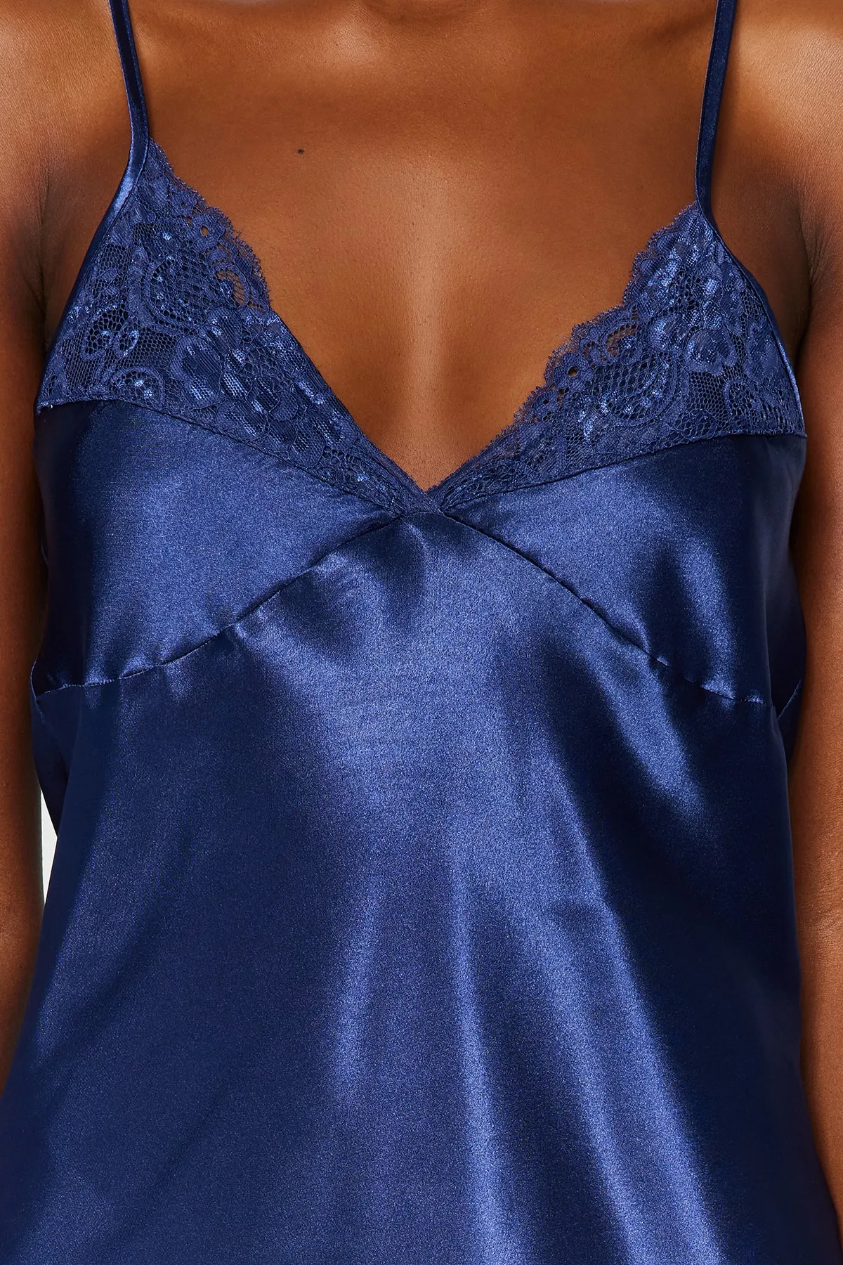 Trendyol Collection  Marineblaues Nachthemd aus gewebtem Satin mit Seilträgern und detaillierter Rückseite THMAW24GC00002
