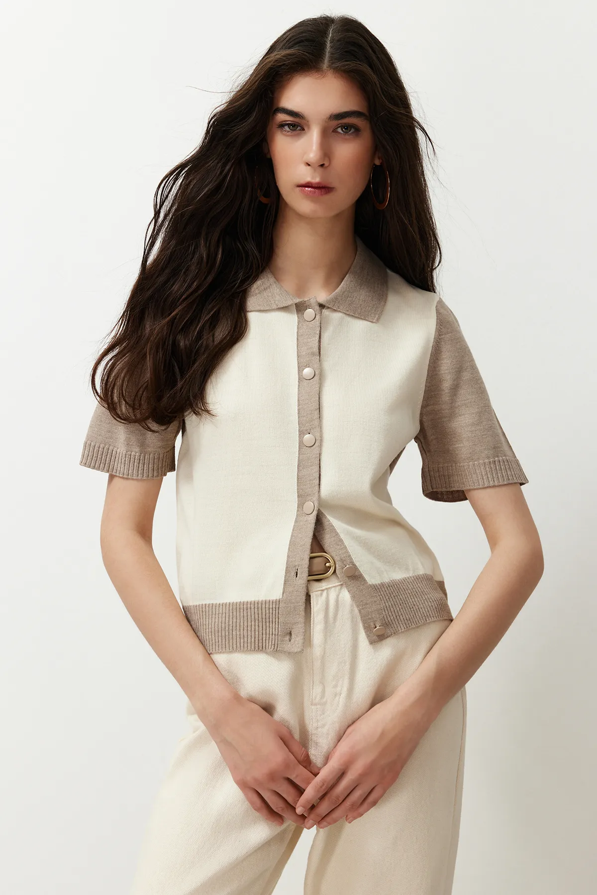Trendyol Collection  Ecrufarbener Strickpullover mit Polokragen und Farbblock im T-Shirt-Look TWOSS24KZ00026