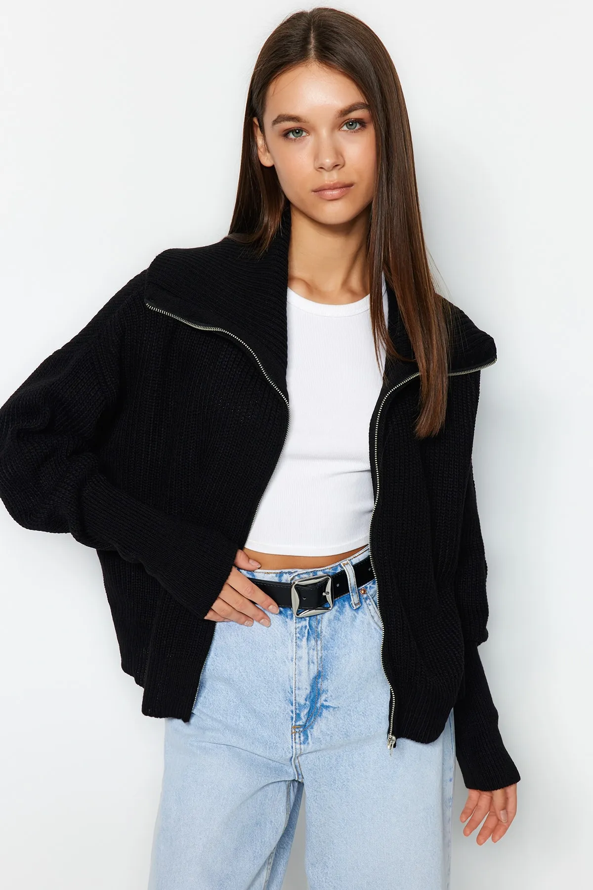 Trendyol Collection  Schwarzer Strick-Cardigan mit Degaje-Kragen und Reißverschluss TWOAW24HI00072