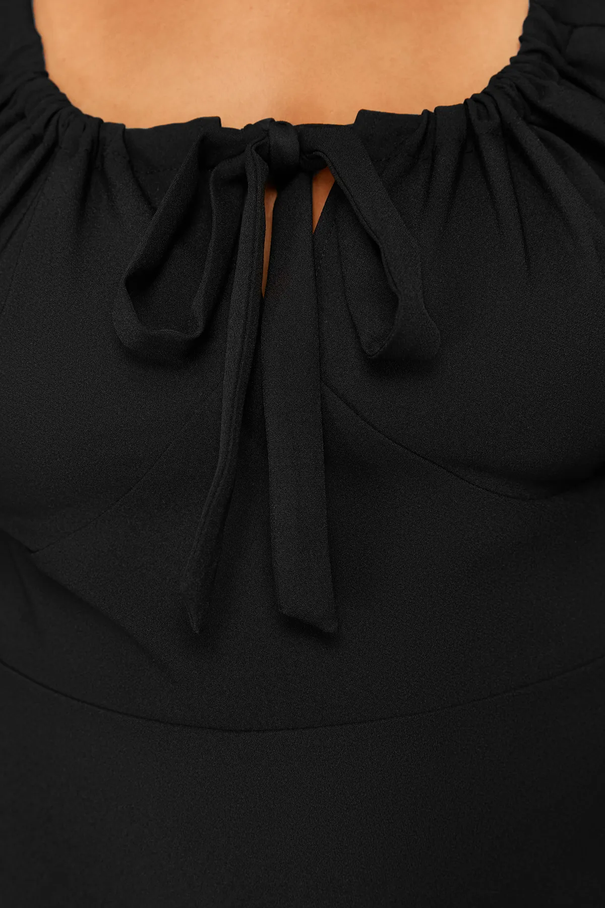 Trendyol Curve  Schwarzes A-Linien-Minikleid aus Webstoff TBBSS24AH00017