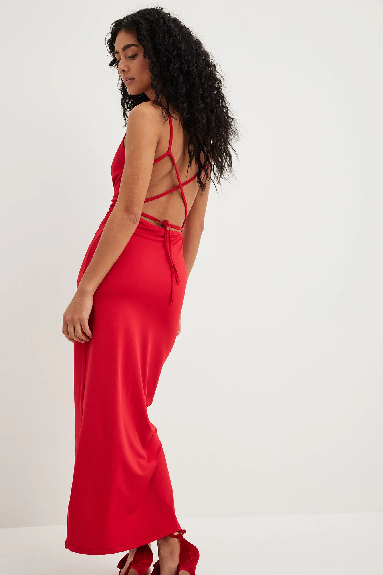 Maxikleid mit Wasserfallausschnitt