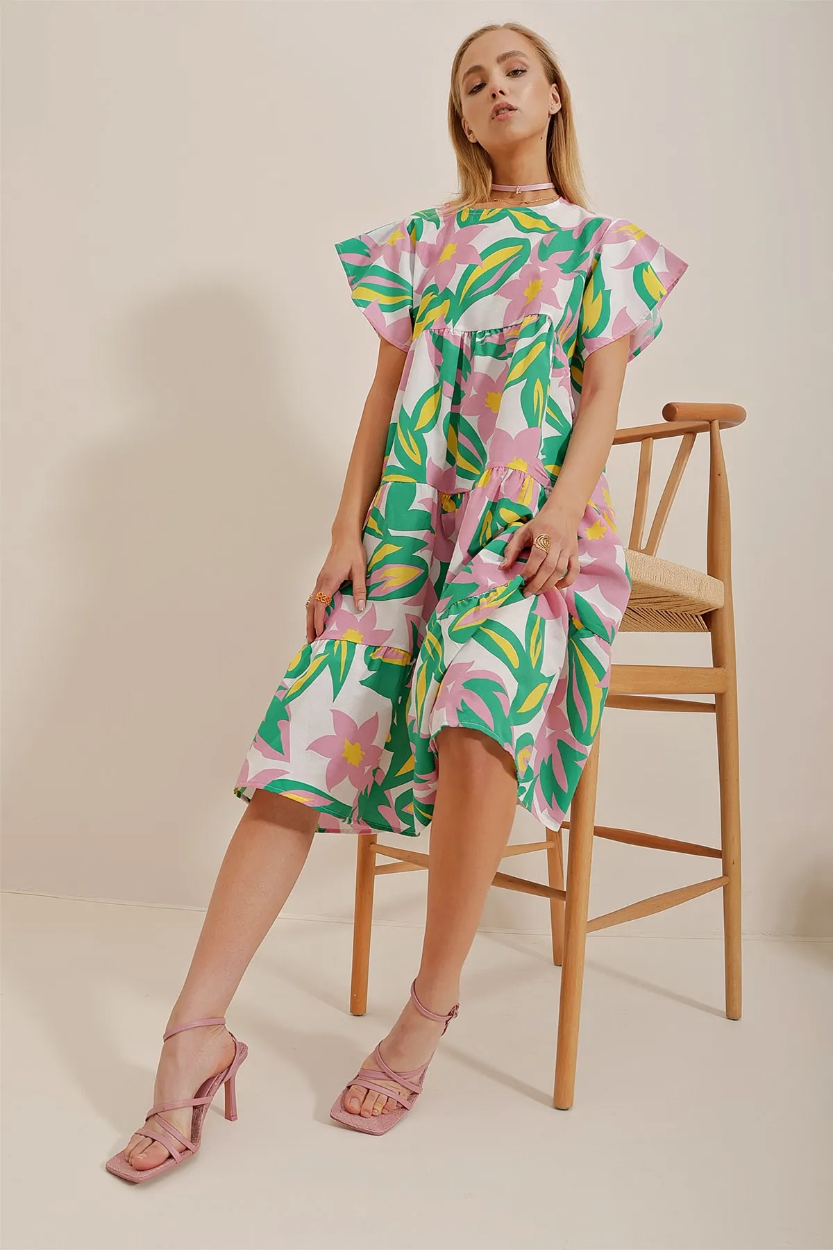 Trend Alaçatı Stili  Damen-Popelinekleid mit Rundhalsausschnitt, Volant und Blumenmuster in Rosa ALC-X10241