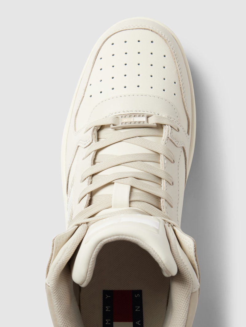 Sneaker mit Label-Detail in beige