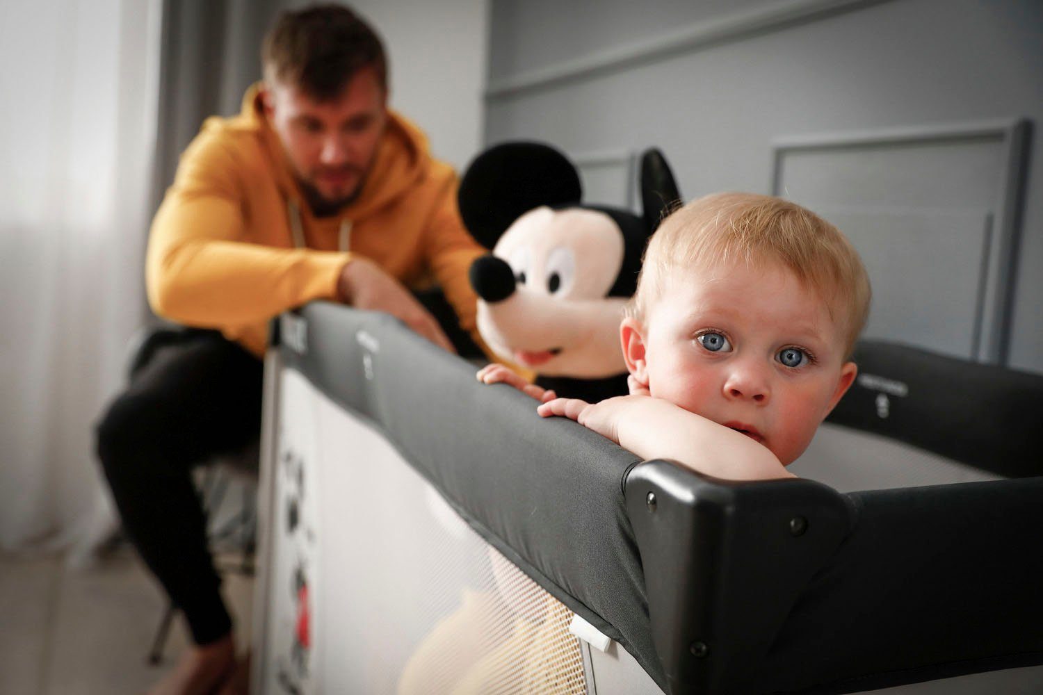 Hauck Baby-Reisebett Dream N Play - Mickey Stars, inkl. Transporttasche