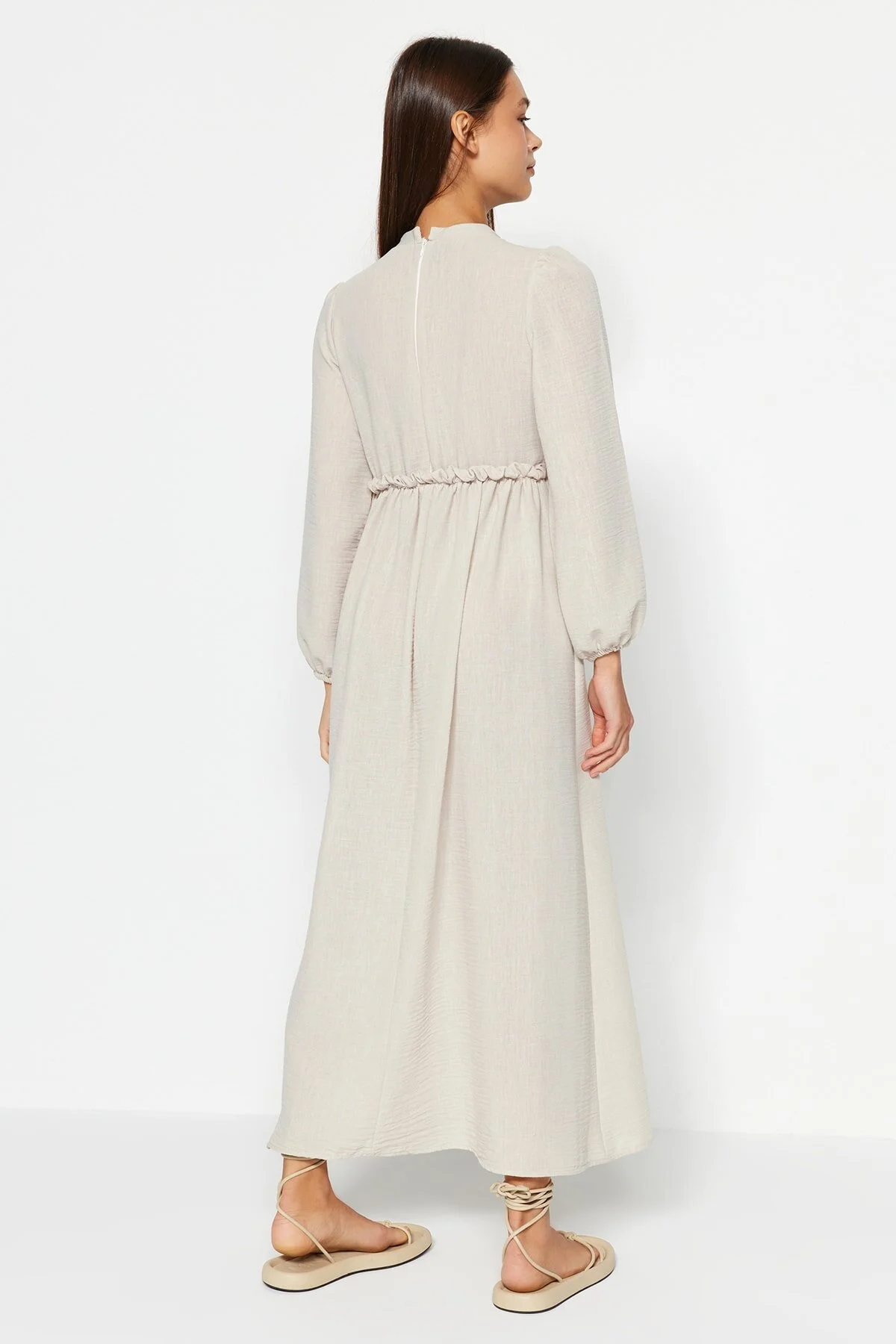 Trendyol Modest  Ecrufarbenes, gewebtes Kleid mit Guipure-Detail TCTAW24EB00110