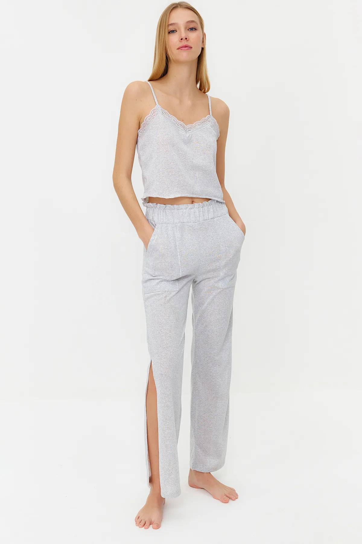 Trendyol Collection  Grau meliertes Pyjama-Set aus Baumwolle mit Taschen und Schlitzen, Seilriemen und Strickmuster THMSS24PT00005