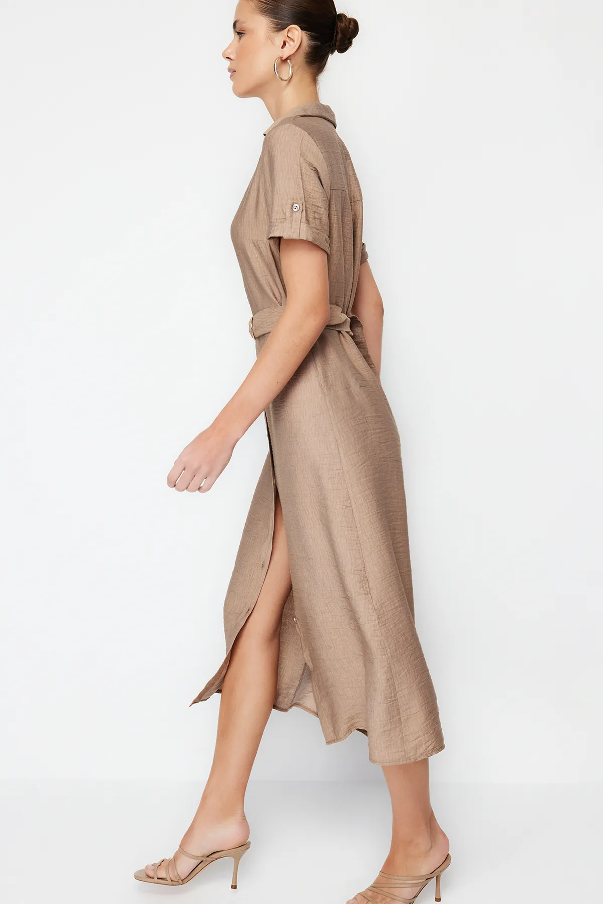 Trendyol Collection  Nerzfarbenes, gewebtes Midi-Hemdkleid mit Gürtel TWOSS24EL00226