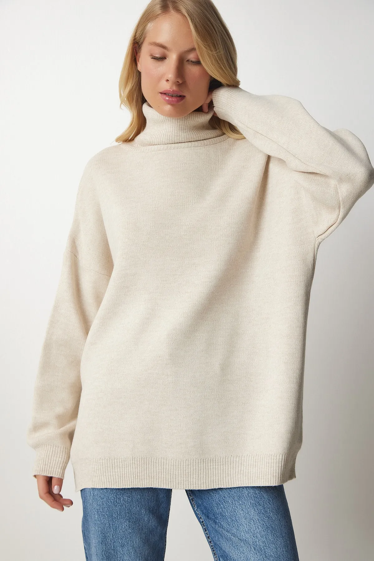 Happiness İstanbul  Beiges Rollkragen-Sweatshirt aus Strick in Übergröße für Damen BV00084