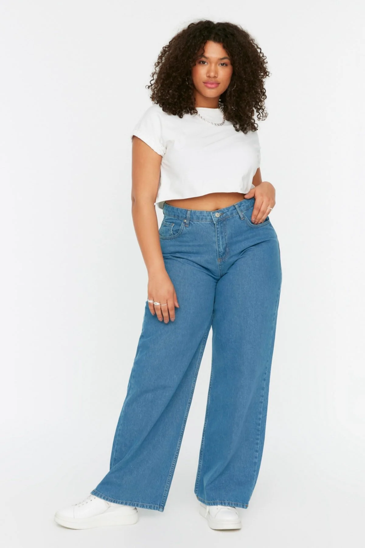 Trendyol Curve  Hellblaue, weit geschnittene Jeans mit hoher Taille TBSSS22JE0211
