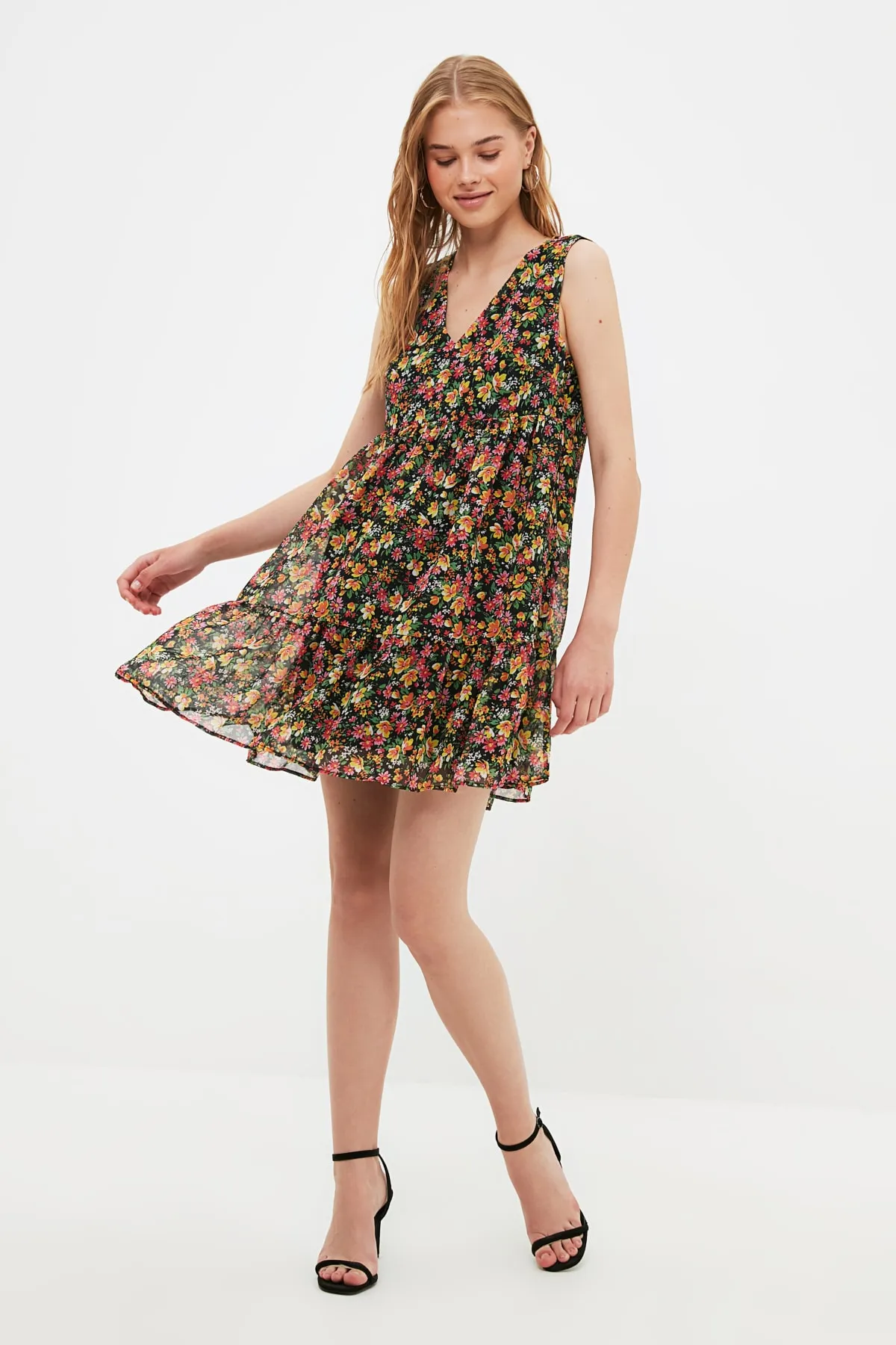 Trendyol Collection  Mehrfarbiges, weit geschnittenes, gewebtes Kleid mit Blumenmuster TWOSS20EL2329
