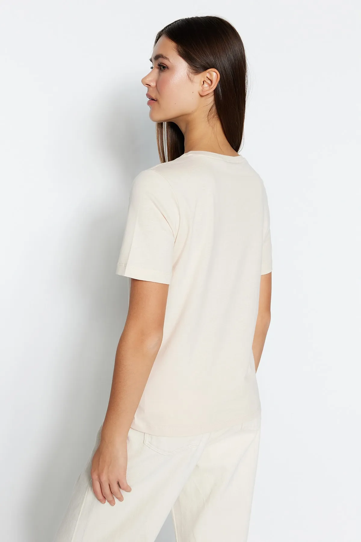Trendyol Collection  Hellbeiges Basic-Strick-T-Shirt mit Rundhalsausschnitt aus 100 % Baumwolle TWOSS23TS00000