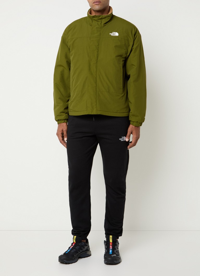 Jaqueta reversível The North Face Yumiori com bolsos com zíper e bordado do logotipo.