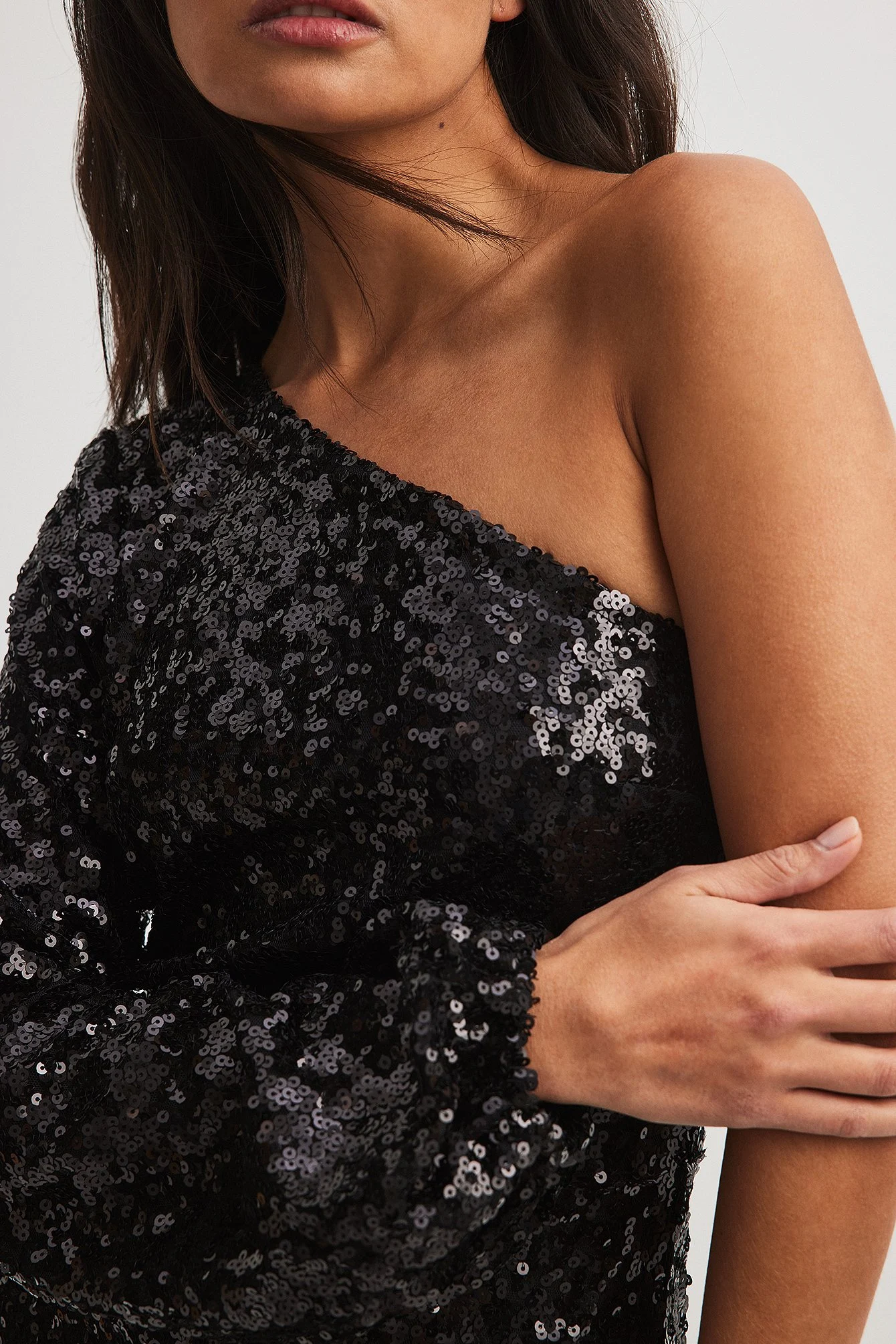 Pailletten-Minikleid mit einem Ärmel