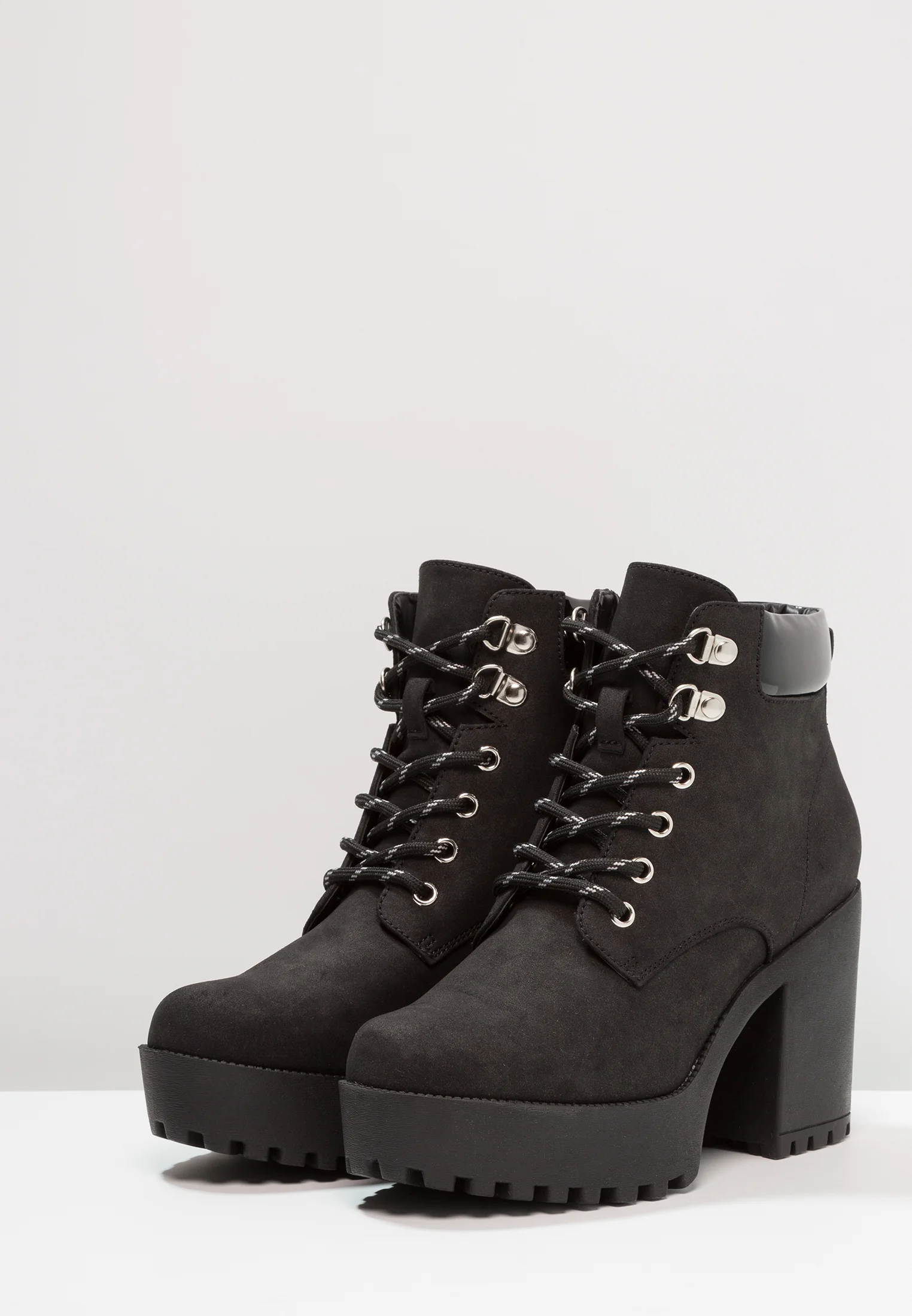 Botines de tacón par e impar