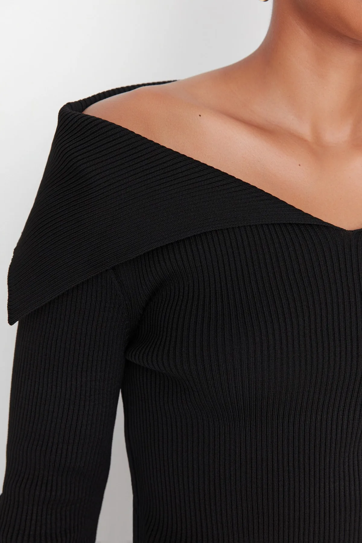 Trendyol Collection  Schwarzer Strickpullover mit Kragendetail TWOAW22KZ0993