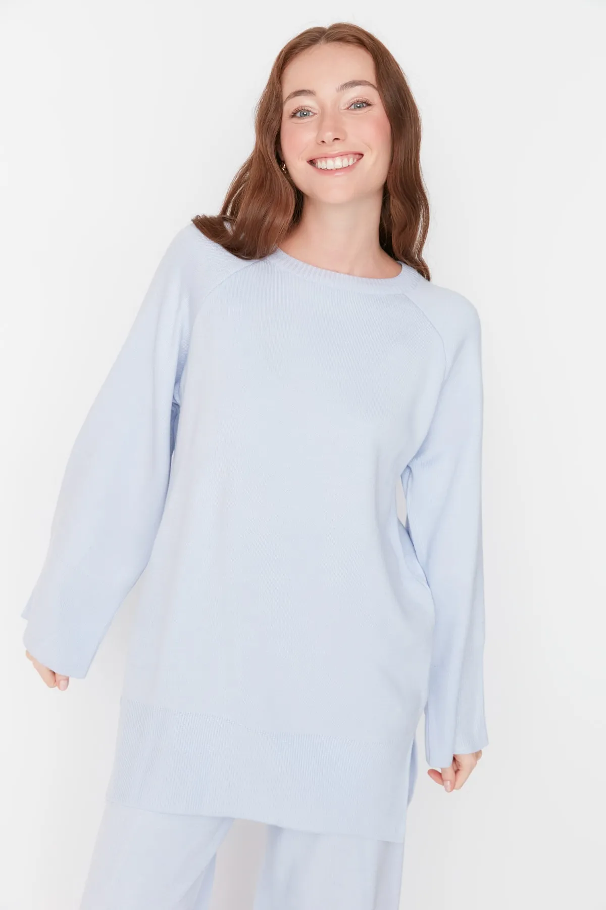 Trendyol Modest  Graues Strickset mit Pullover und Hose mit Schlitzdetail TCTAW23US00030