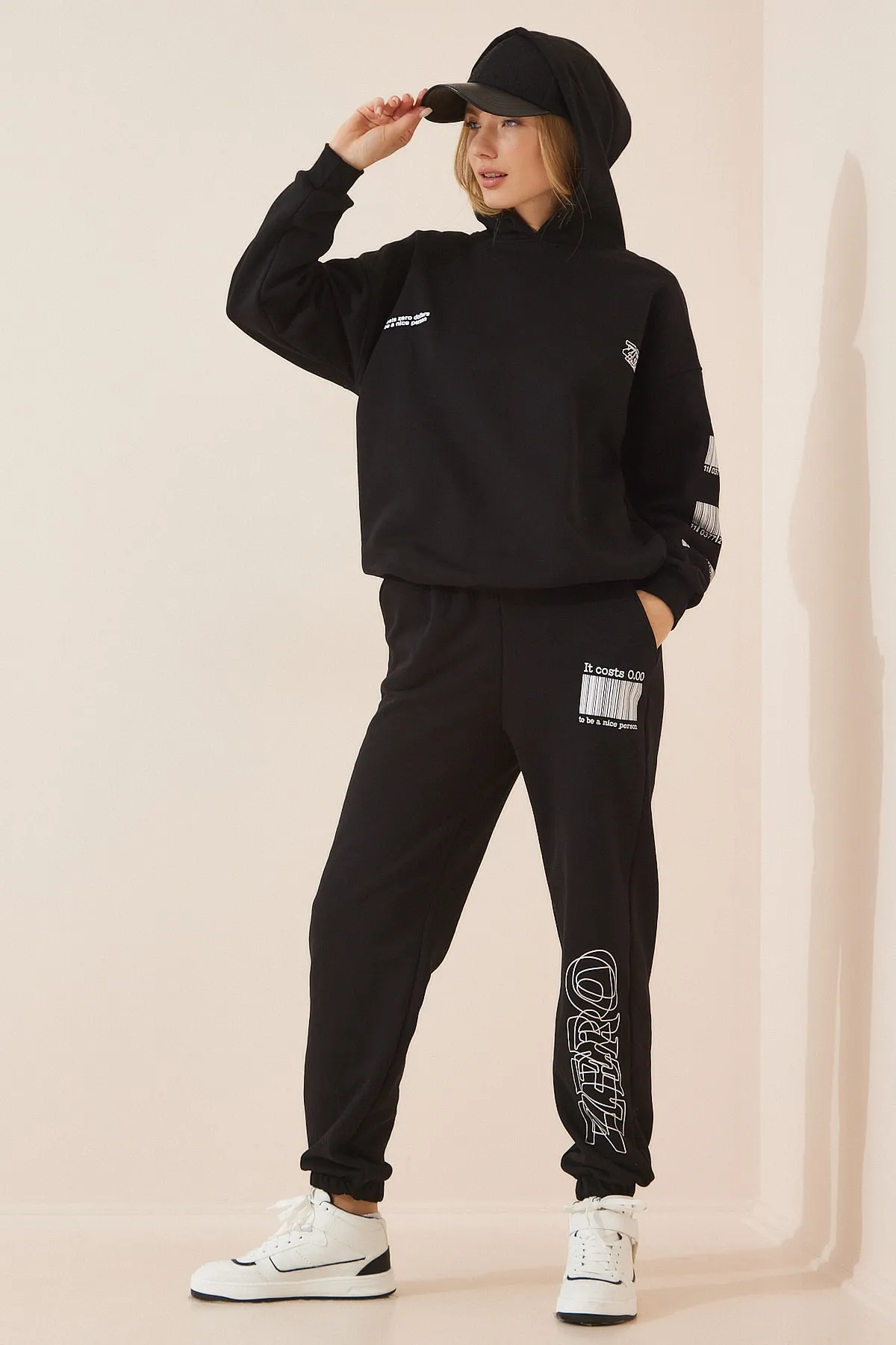 Happiness İstanbul  Schwarzer bedruckter Oversize-Strick-Trainingsanzug mit Kapuze für Damen CR00391
