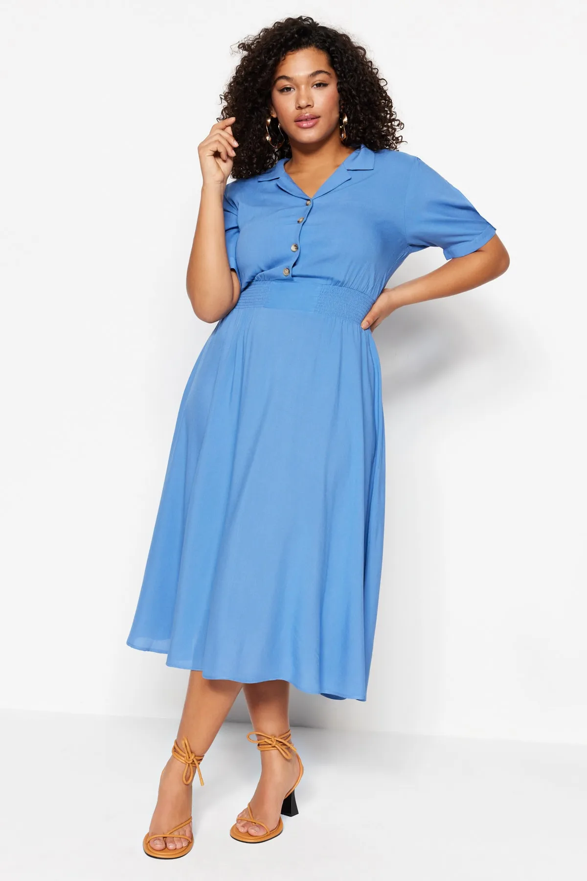 Trendyol Curve  Blaues Kleid mit gewebtem Gummibund und Knopfleiste TBBSS22EL1563