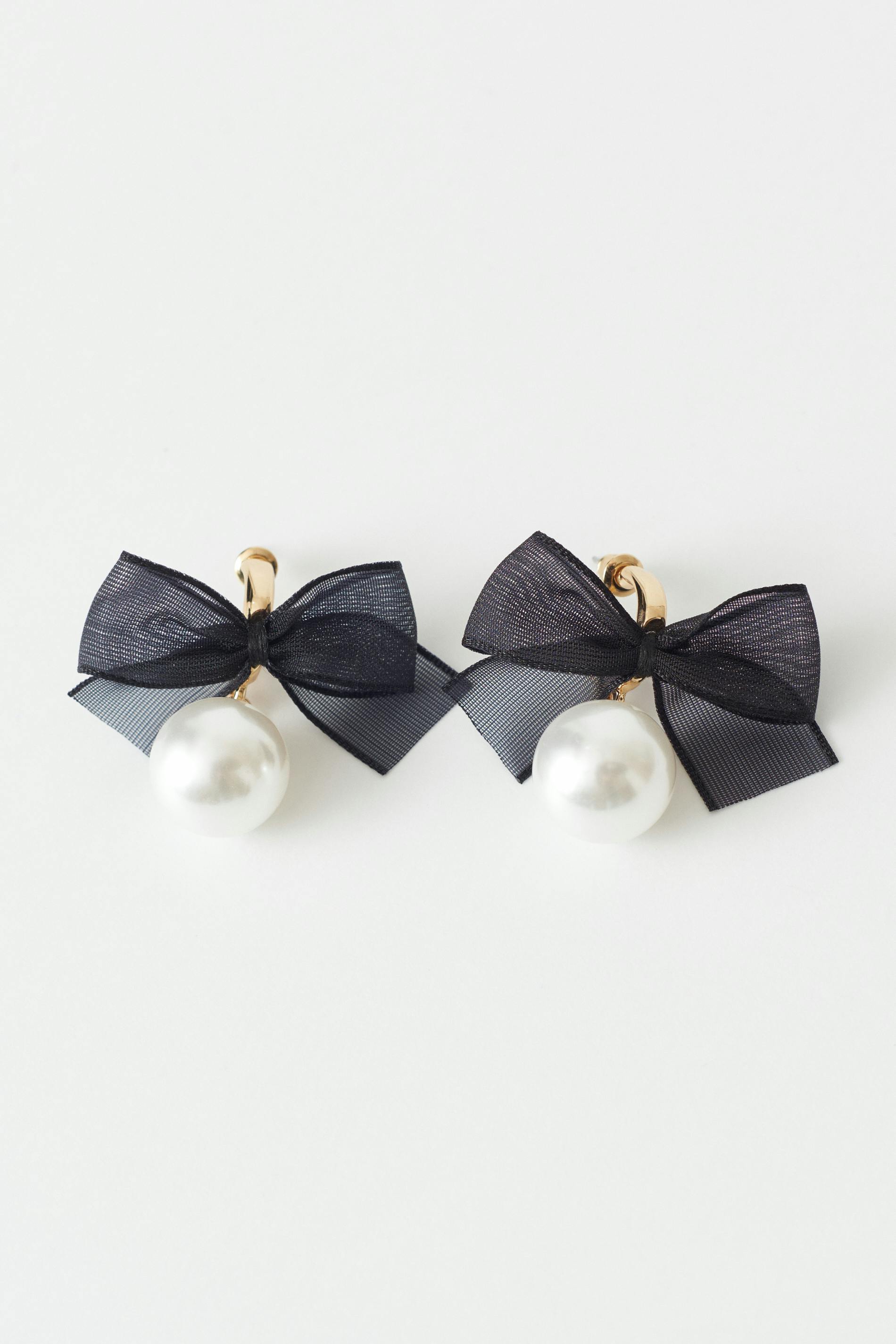 Pearl bow earrings