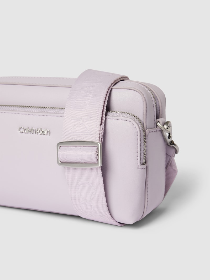 Umhängetasche mit Label-Applikation Modell 'CAMERA BAG' in flieder