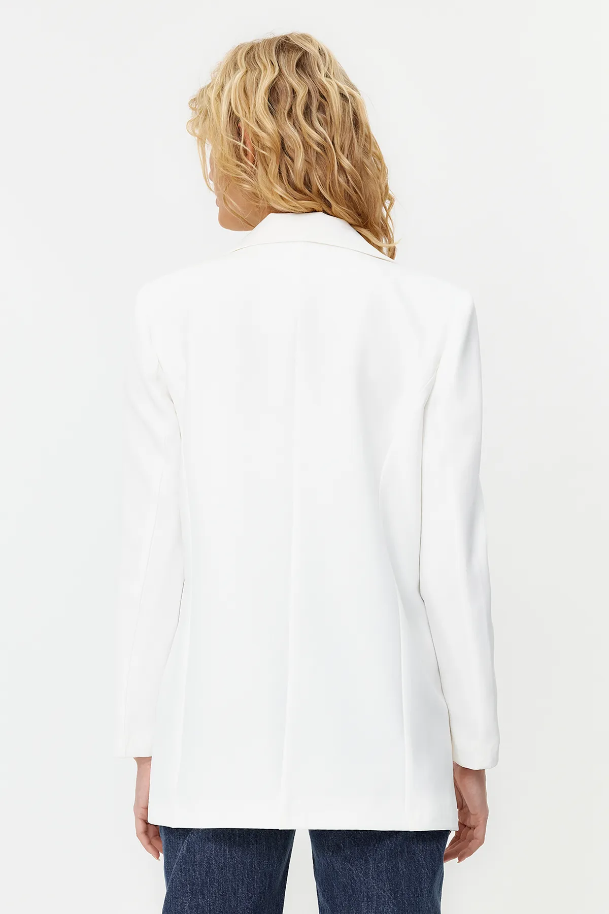 Trendyol Collection  Weiße, übergroße, gefütterte, geknöpfte gewebte Blazerjacke TWOAW22CE0167