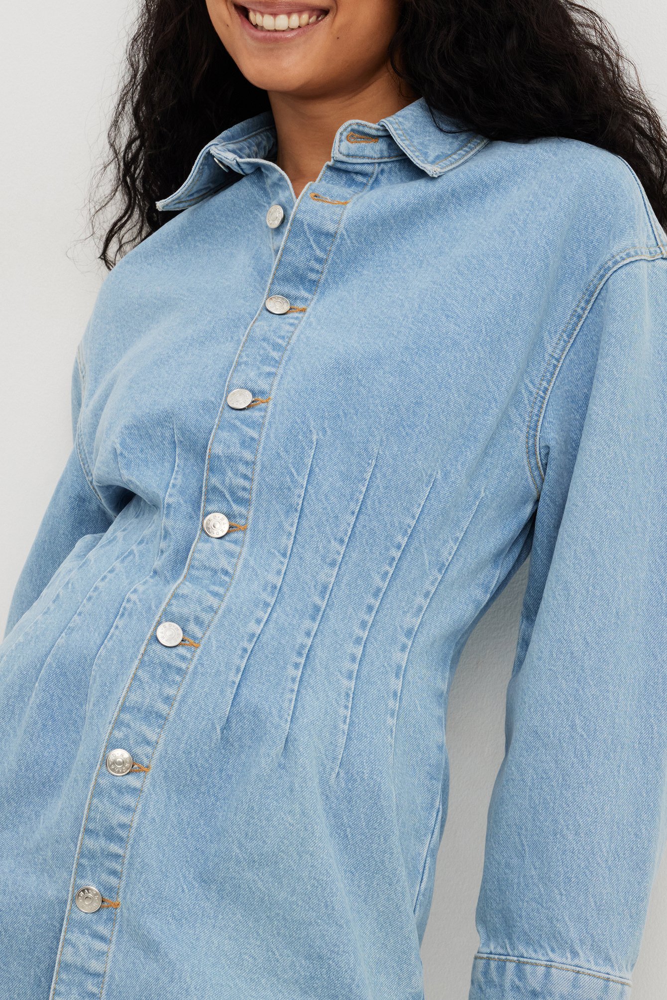 Minikleid aus Denim mit markierter Taille