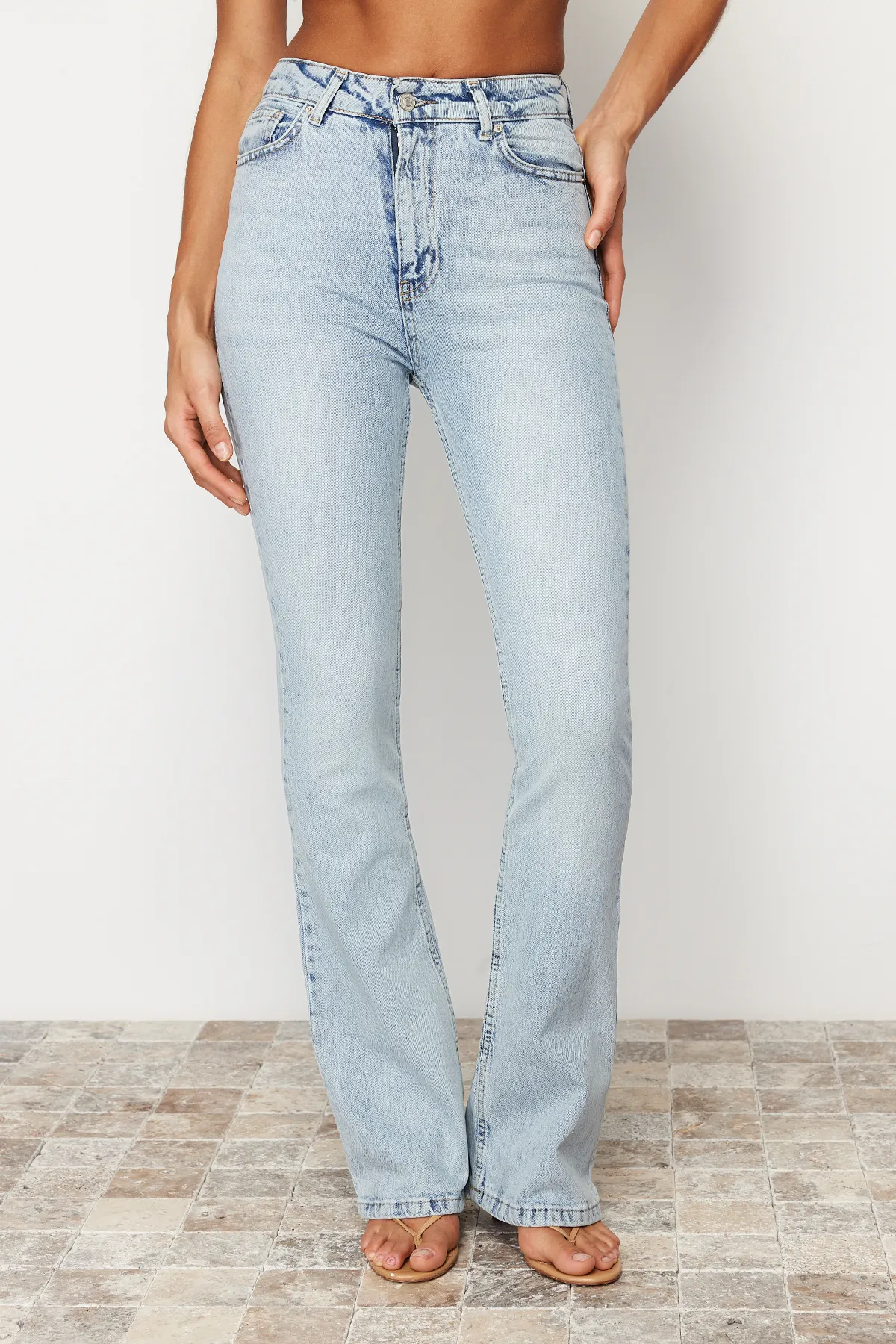 Trendyol Collection  Hellblaue Flare-Jeans mit hoher Taille TWOSS24JE00036