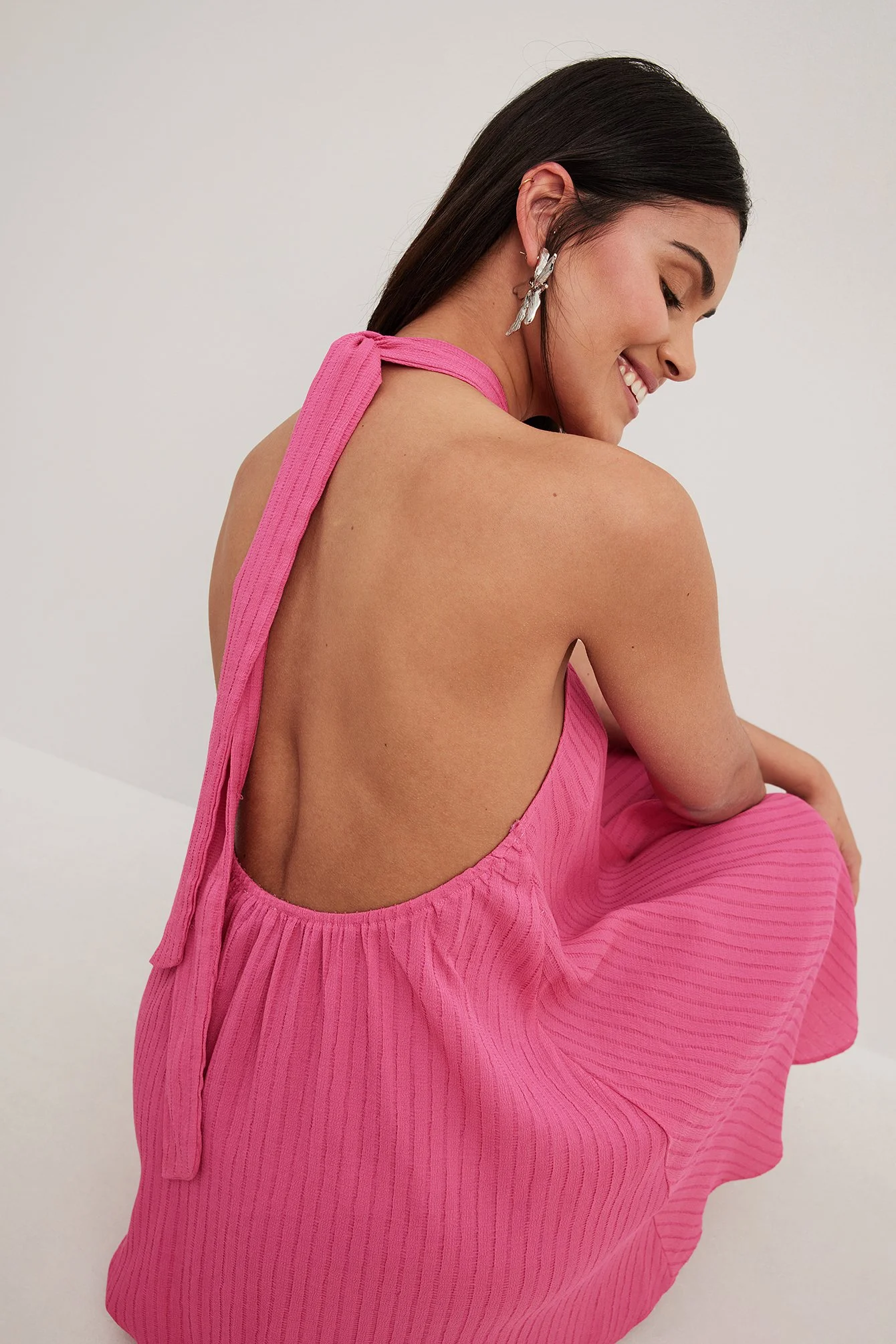 Strukturiertes Minikleid mit Neckholder