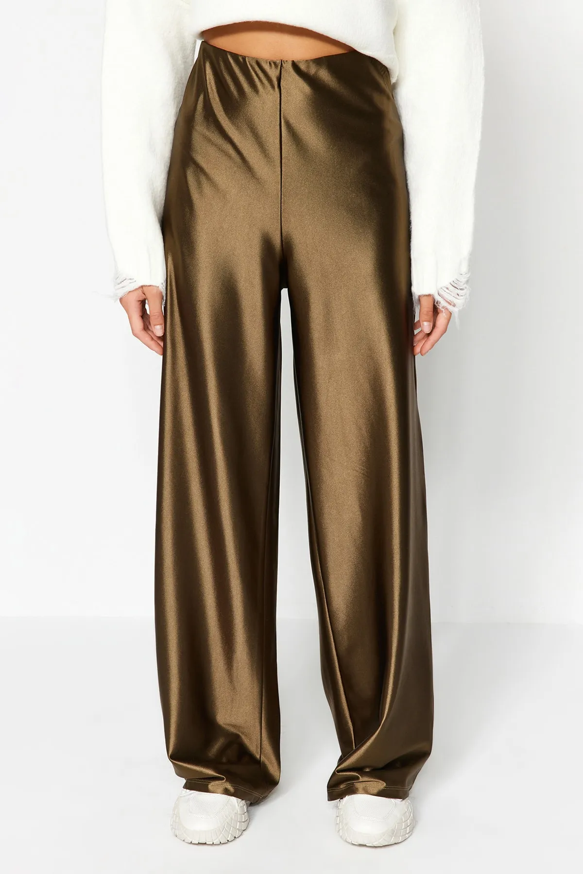 Trendyol Collection  Khakifarbene Premium-Satin-Hose mit weitem Bein/Strickhose mit weitem Bein TWOAW24PL00064