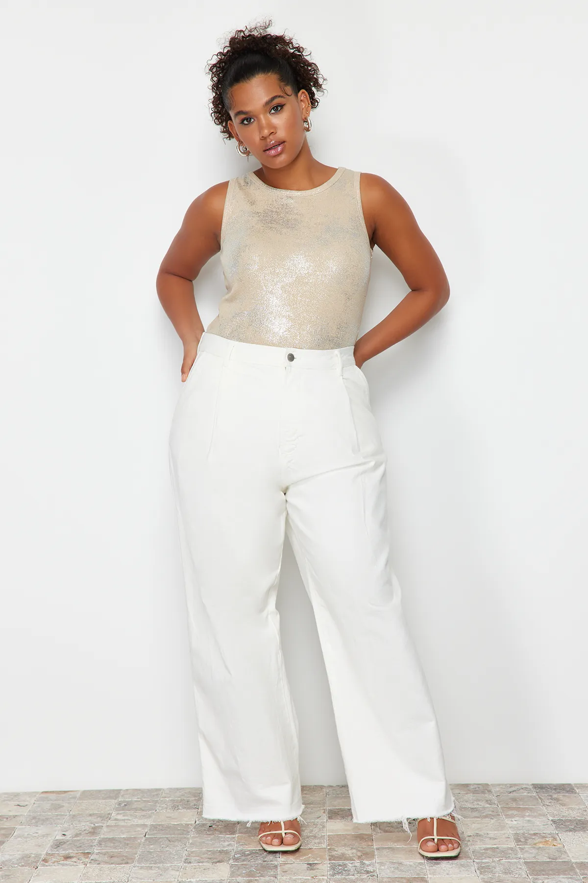 Trendyol Curve  Gestricktes Tanktop mit Nerzfoliendruck TBBSS24CV00000